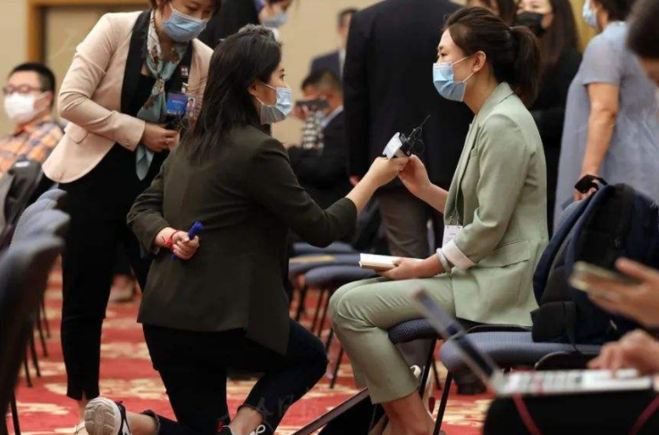 爆料：景岗山身边疑现神秘女 与马葭15年婚姻破裂